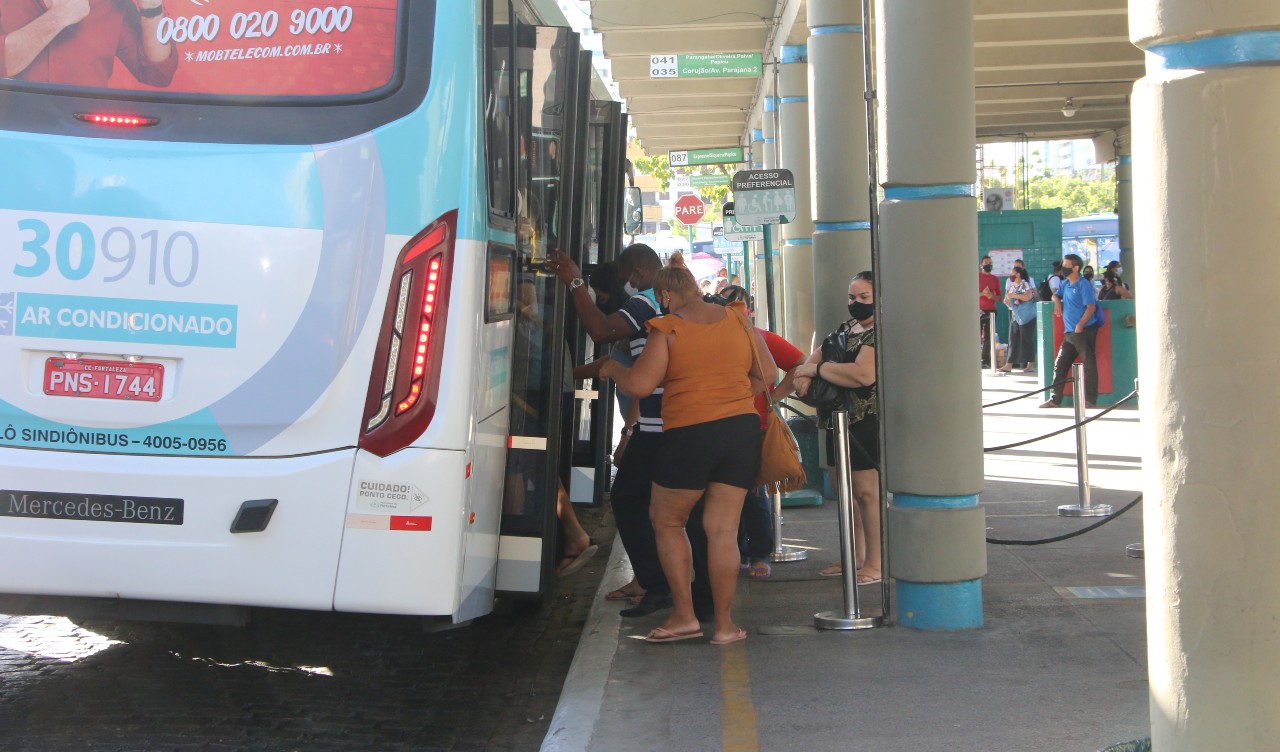 passageiros embarcando em um ônibus no terminal do Papicu